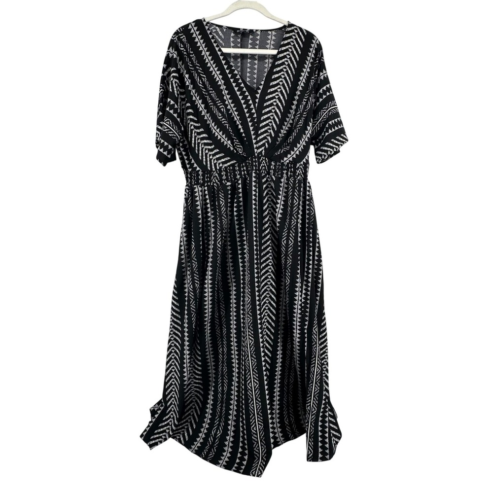 BloomChic Maxi Dress  Black White Geometric Tribal V-Neck Short Sleeve Flowy 12